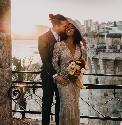 Bruidspaar in Portugal tijdens ondergaande zon