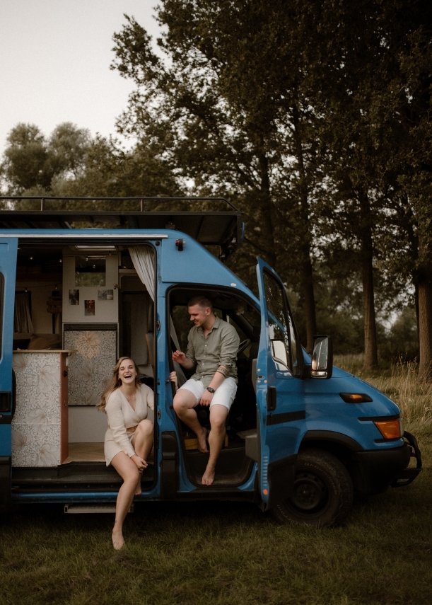 Jordi en Melissa in een camper